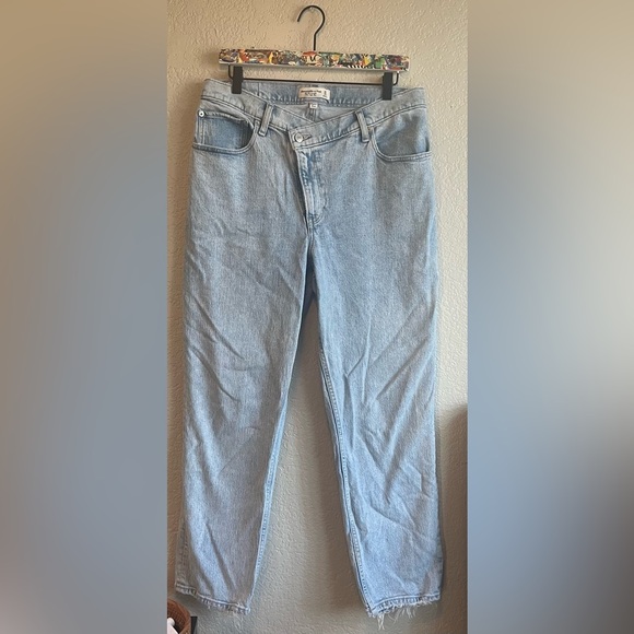 Abercrombie and Fitch Curve Love Ultra High Rise 90s Straight Jean 14 short - Picture 2 of 7